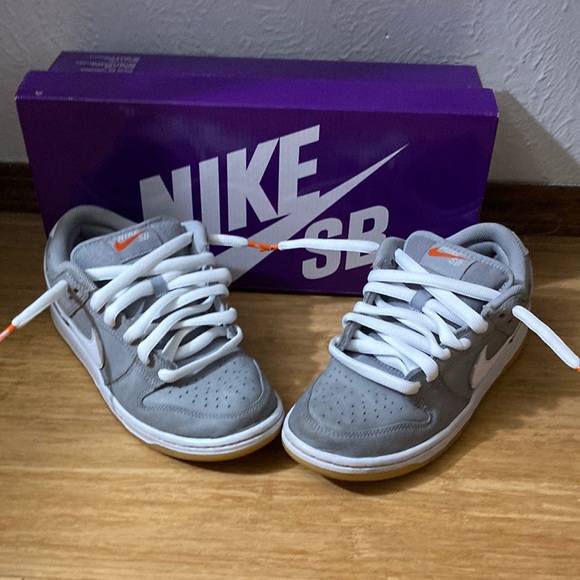 Sb dunk low grey wolf gum 7 in men's 8.5 womens with box used - Picture 3 of 9